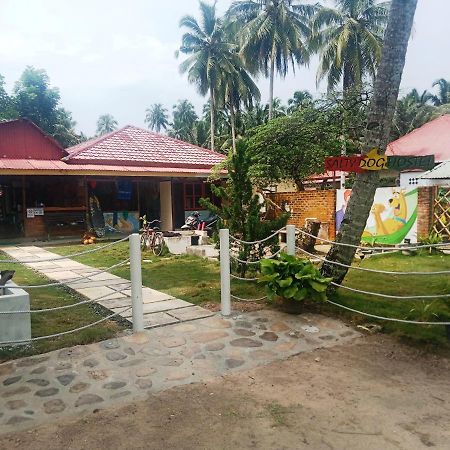 Salty Dog Hostel Telukdalem Exterior photo